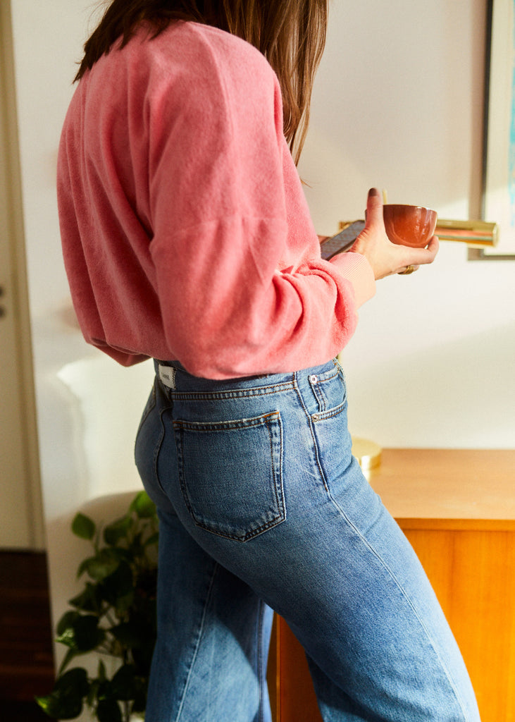 Rosa Frottee Sweatshirt gestyled mit einer high-waisted Jeans